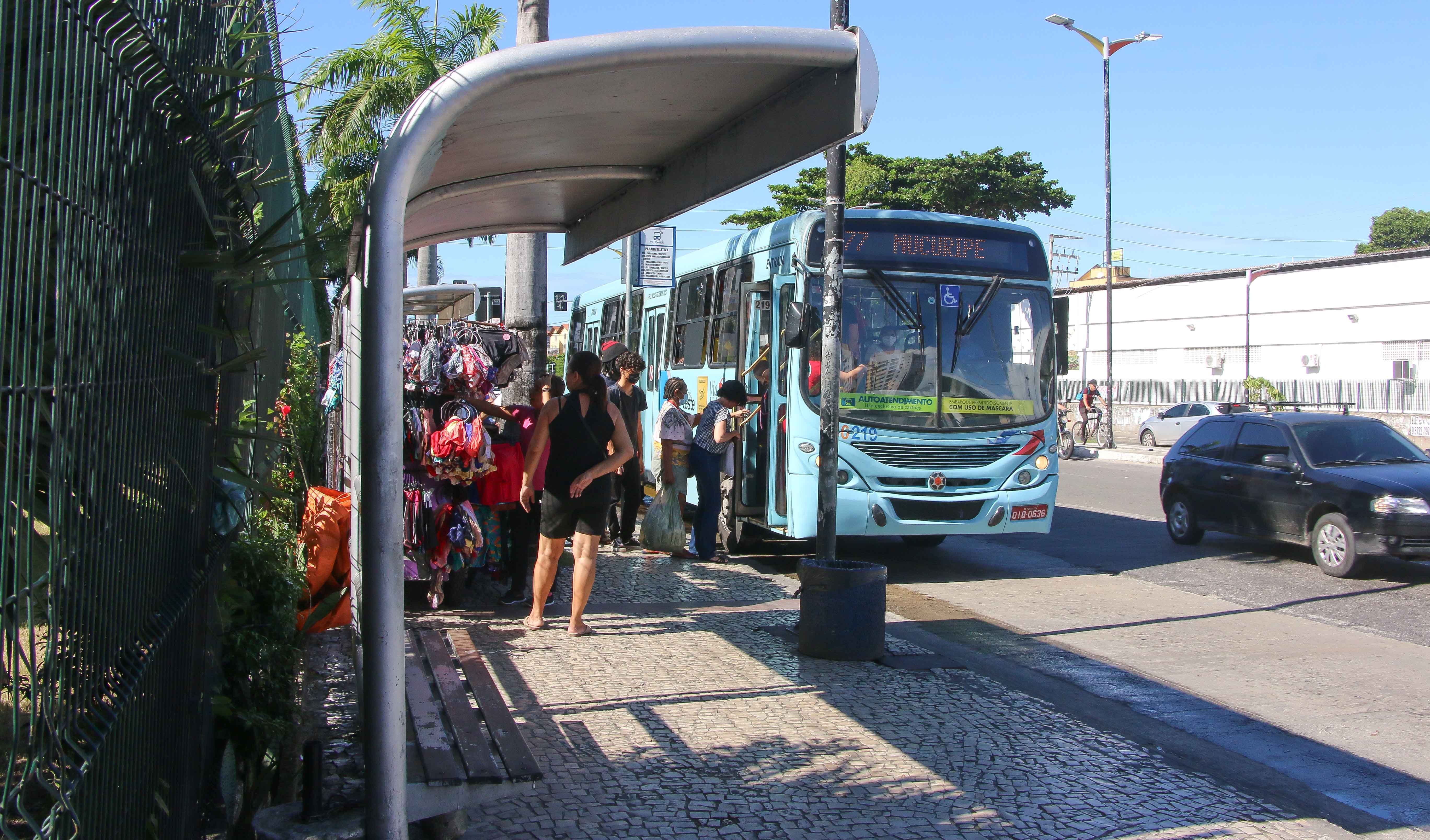 ônibus na parada